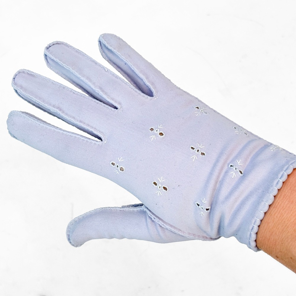 VTG Periwinkle Powder Blue Embroidered Eyelet Scalloped Wrist Length Gloves